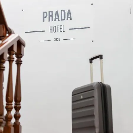 מלון Prada.